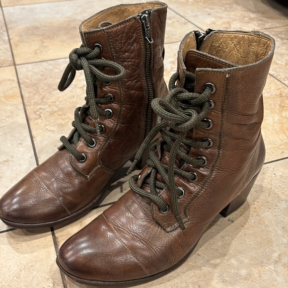 FRYE Zipper Up Soft Leather Bootie 2 inches Heels size 9 - Picture 9 of 14